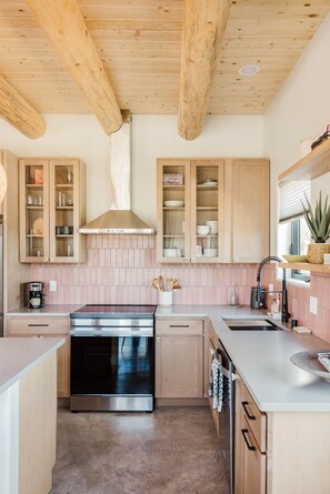 Jääkaappi, mikroaaltouuni, uuni, liesi