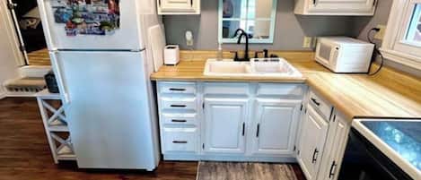 Een microgolfoven, een oven, een kookplaat, een vaatwasser