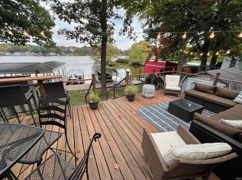 Serene Lake-Level Retreat with Picture Windows & 65” TV for Ultimate Relaxation