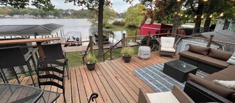 Serene Lake-Level Retreat with Picture Windows & 65” TV for Ultimate Relaxation