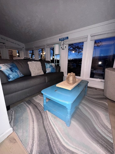 Serene Lake-Level Retreat with Picture Windows & 65” TV for Ultimate Relaxation