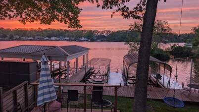 Lake-Level Retreat w Hot Tub, Picture Windows & 65” TV for Ultimate Relaxation