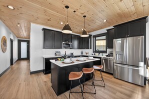 Fridge, microwave, oven, stovetop - Heated Indoor Pool, Theater, Game Room & Hot Tub near Pigeon Forge & Gatlinburg (Sevierille)