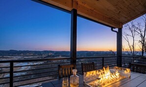Outdoor dining - Heated Indoor Pool, Theater, Game Room & Hot Tub near Pigeon Forge & Gatlinburg (Sevierille)