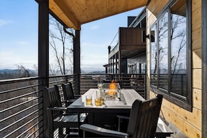 Outdoor dining - Heated Indoor Pool, Theater, Game Room & Hot Tub near Pigeon Forge & Gatlinburg (Sevierille)