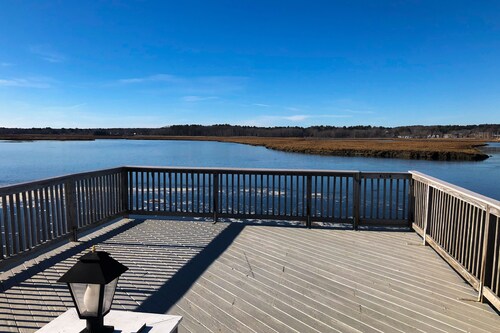 Charming studio condo w/ modern amenities, steps from several beautiful beaches