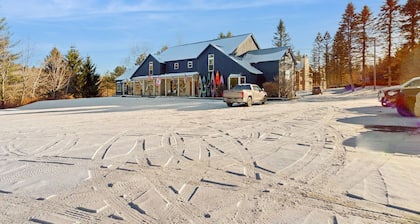 Skiers apartment, walk to lifts at Sundance Resort, mountain views, shuttle, w/d