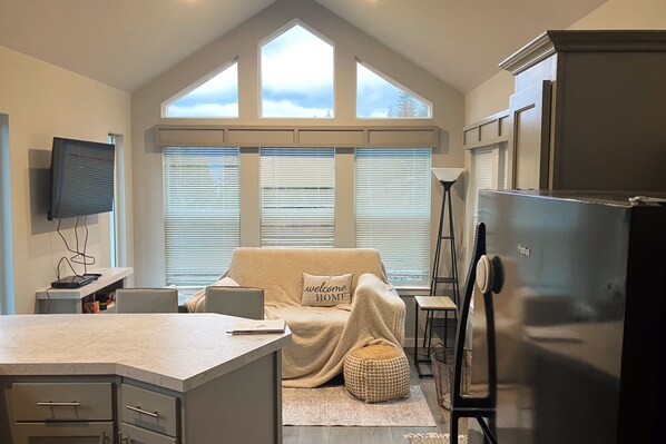 TV, DVD player - New and modern tinyhome with lake views, 10 min drive to Lake Pend Oreille, wifi (Sagle)