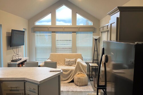 New and modern tinyhome with lake views, 10 min drive to Lake Pend Oreille, wifi