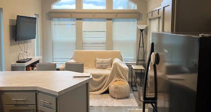 New and modern tinyhome with lake views, 10 min drive to Lake Pend Oreille, wifi