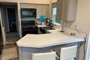 Fridge, microwave, oven, stovetop - New and modern tinyhome with lake views, 10 min drive to Lake Pend Oreille, wifi (Sagle)