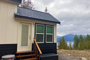 Exterior detail - New and modern tinyhome with lake views, 10 min drive to Lake Pend Oreille, wifi (Sagle)