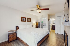 1 bedroom, Internet, bed sheets - Cozy condo in Beech Mountain w/ fireplace, balcony & close to local attractions! (Beech Mountain)