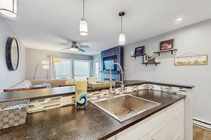 Interior - Cozy condo in Beech Mountain w/ fireplace, balcony & close to local attractions! (Beech Mountain)