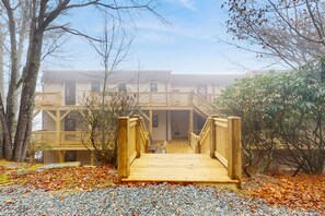 Exterior - Cozy condo in Beech Mountain w/ fireplace, balcony & close to local attractions! (Beech Mountain)