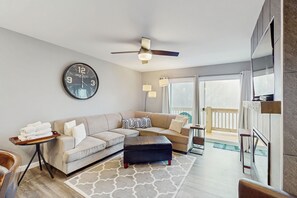 TV, fireplace, DVD player - Cozy condo in Beech Mountain w/ fireplace, balcony & close to local attractions! (Beech Mountain)