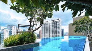 Ein moderner Infinity-Pool mit Stadtansicht im Hintergrund.