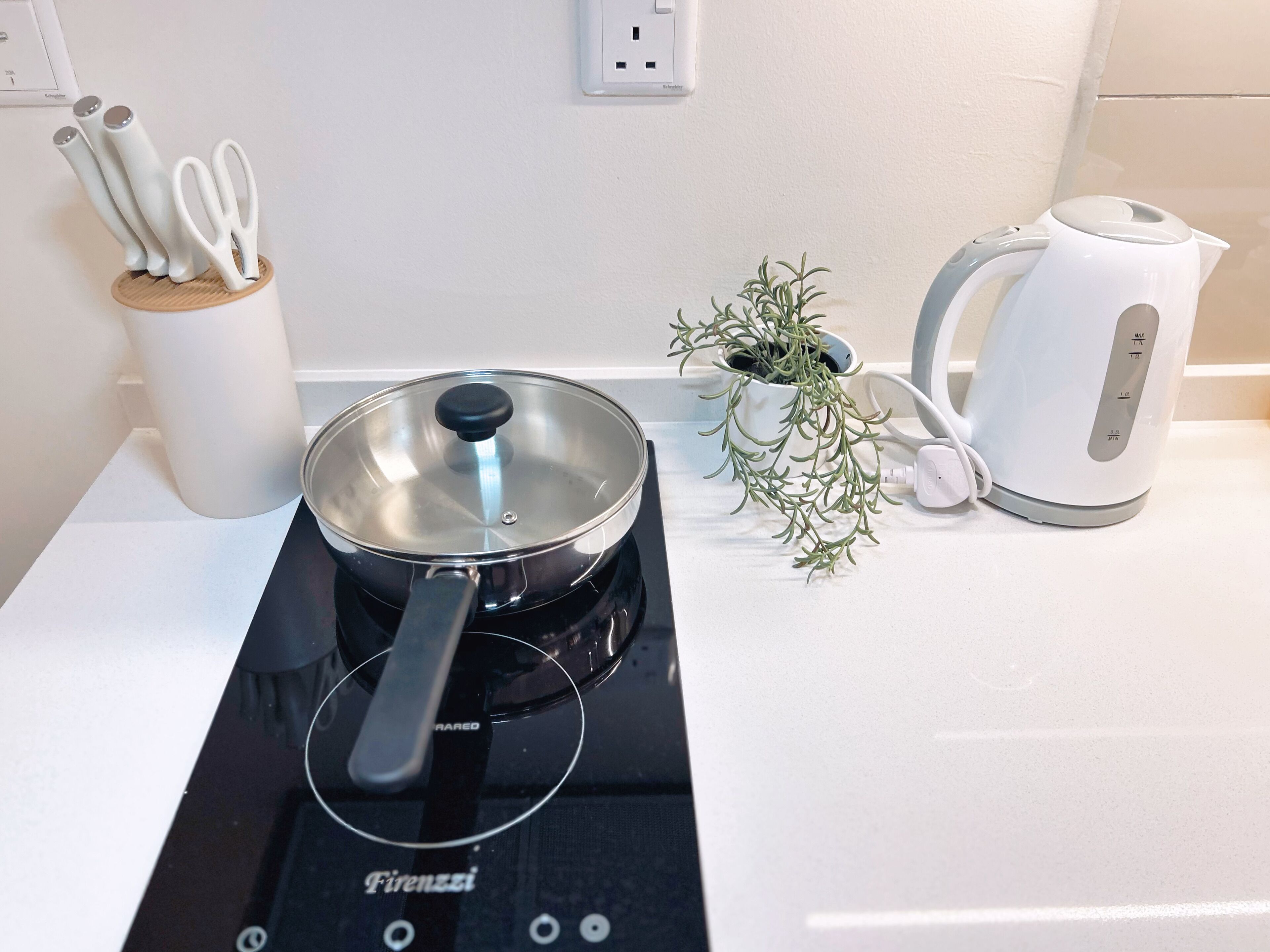 Studio Standard | Eget kök | Kylskåp och mikrovågsugn