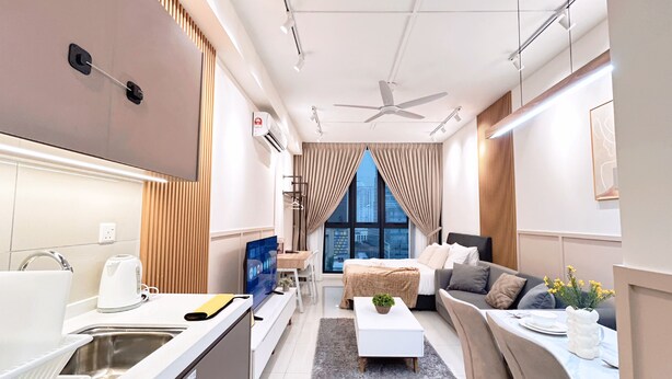 Ein modernes Hotelzimmer mit einer Küchenzeile, einem Bett mit Blick auf die Stadt, einem Schreibtisch mit Stuhl und einem Essbereich.