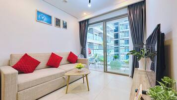 Apartment, 1 Bedroom, Balcony | Living area