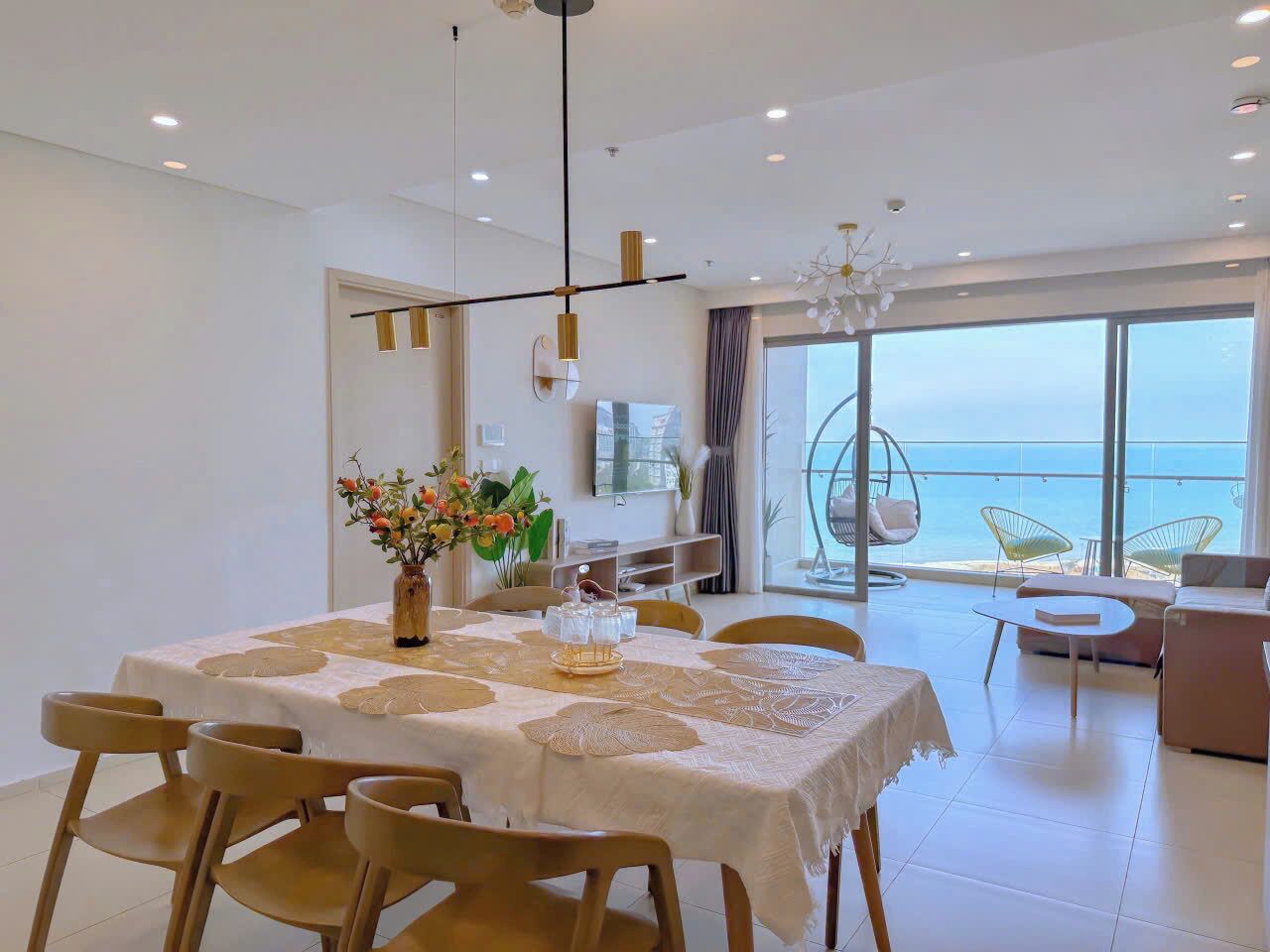 Apartamento superluxo, 3 quartos, vista para a praia | Área de estar | Smart TV 45 polegadas com canais via satélite