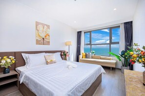 Escritorio, tabla de planchar con plancha, wifi gratis y ropa de cama 