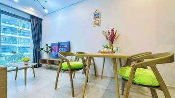 Apartment, 1 Bedroom, Balcony | Living area