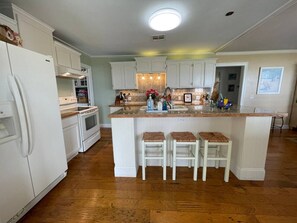 ثلاجة، ميكروويف، فرن، موقد طهي مسطح