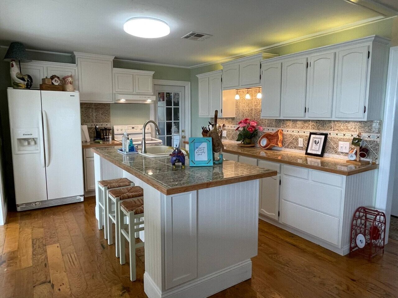 Kylskåp, mikrovågsugn, ugn och spishäll