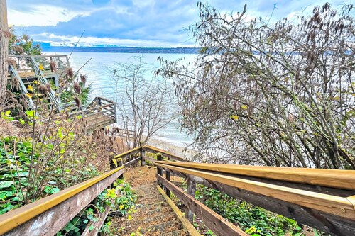 Charming home on the Hood Canal w/ beach access & amazing views