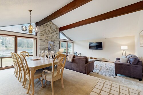 Spacious dog-friendly home on the lake with yard, full kitchen, washer & dryer