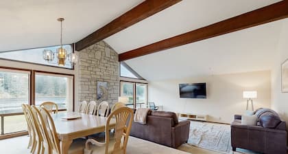 Spacious dog-friendly home on the lake with yard, full kitchen, washer & dryer