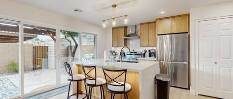 Een koelkast, een microgolfoven, een oven, een kookplaat