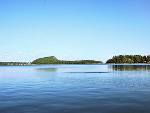 Tyyni järvi, jonka keskellä on pieni saari.