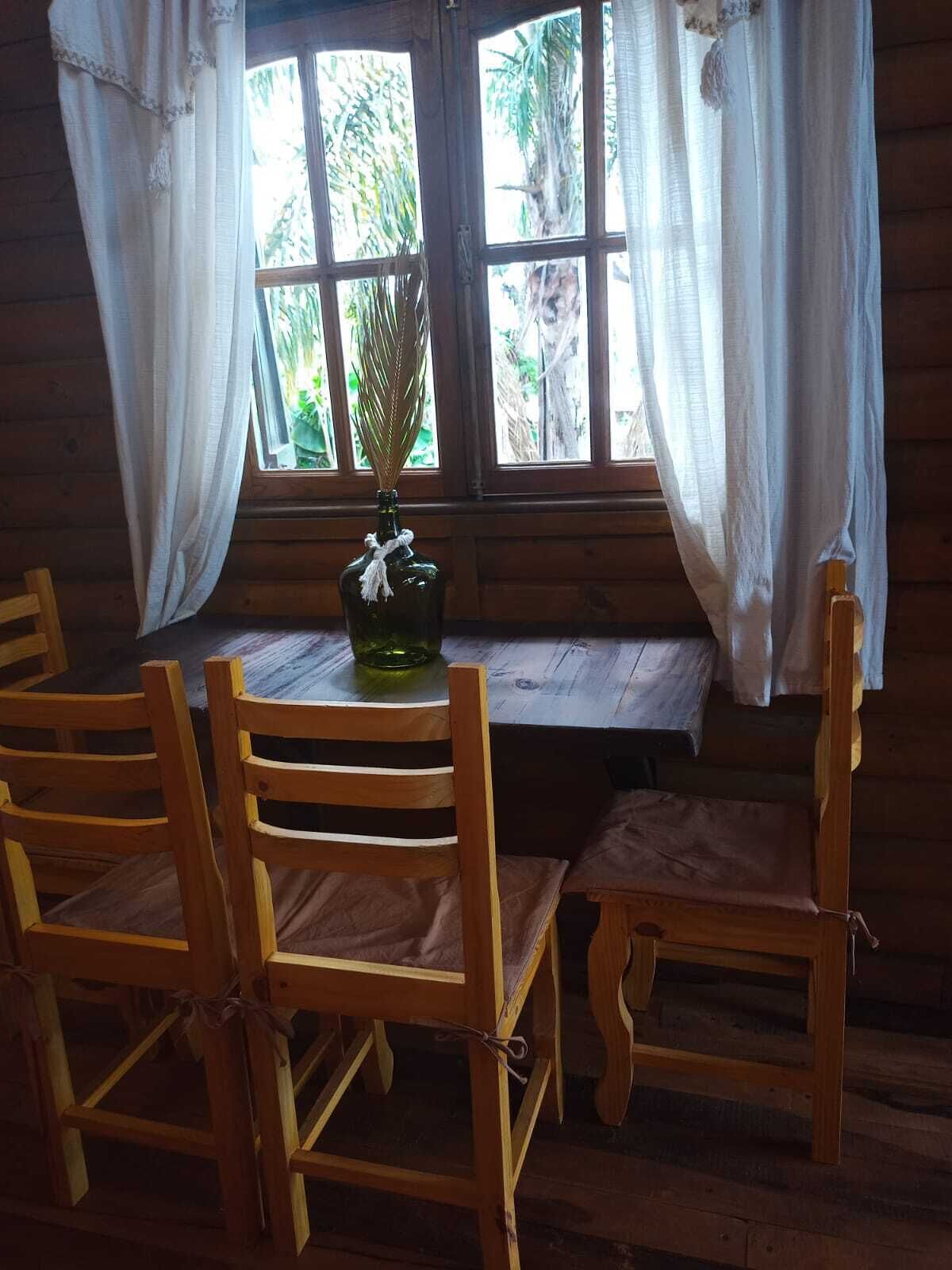 Cabaña familiar, balcón, vista al jardín | Área de sala de estar | Smart TV de 32 pulgadas con canales vía satélite y películas con cargo 