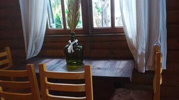 Cabaña familiar, balcón, vista al jardín | Área de sala de estar | Smart TV de 32 pulgadas con canales vía satélite y películas con cargo