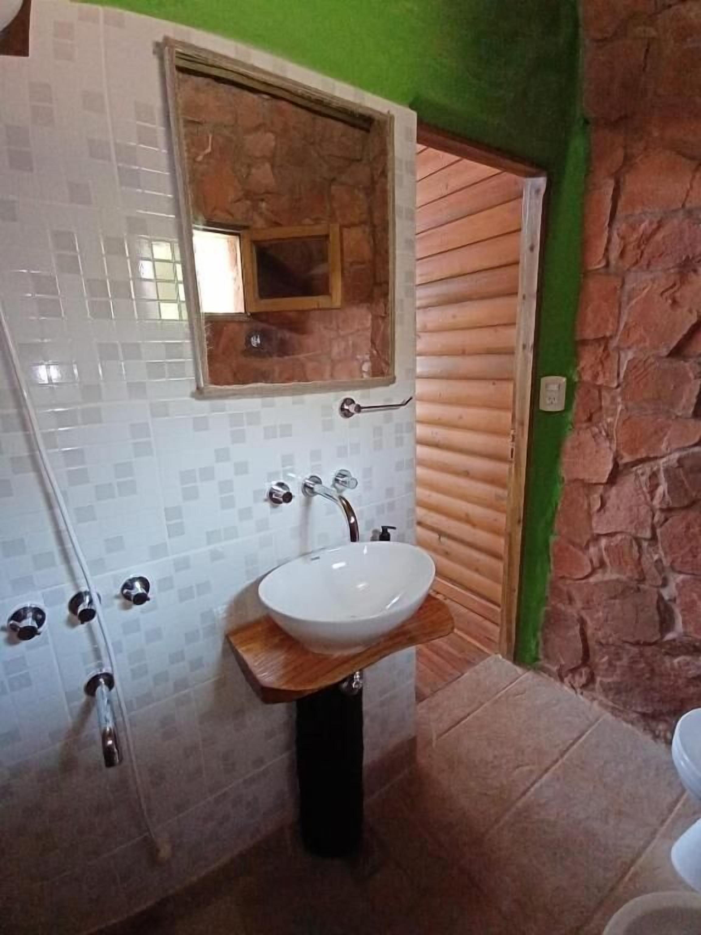 Cabaña familiar, balcón, vistas al jardín | Baño | Artículos de higiene personal gratuitos, secador de pelo y toallas
