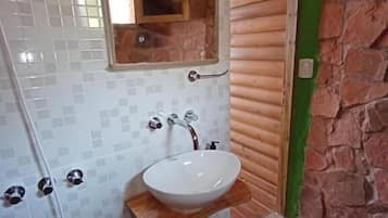 Cabaña familiar, balcón, vistas al jardín | Baño | Artículos de higiene personal gratuitos, secador de pelo y toallas