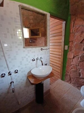 Cabin dành cho gia đình, ban công, quang cảnh vườn | Phòng tắm | Đồ dùng nhà tắm miễn phí, máy sấy tóc, khăn tắm, xà phòng 