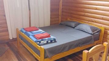 Cabaña familiar, balcón, vista al patio | Camas con efecto memoria, wifi gratis y ropa de cama