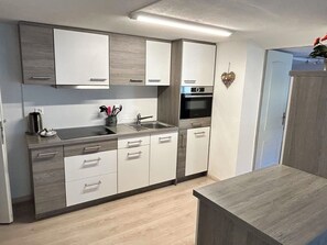 Fridge, dishwasher, cookware/dishes/utensils