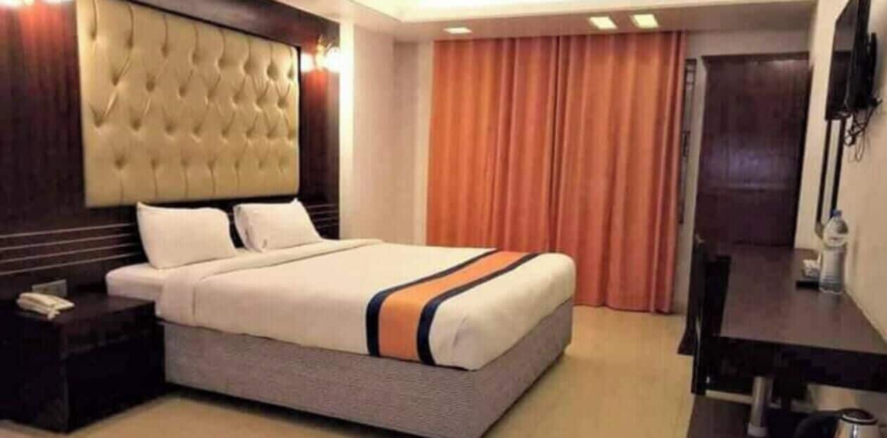 Premium Double Room, City View | Desk