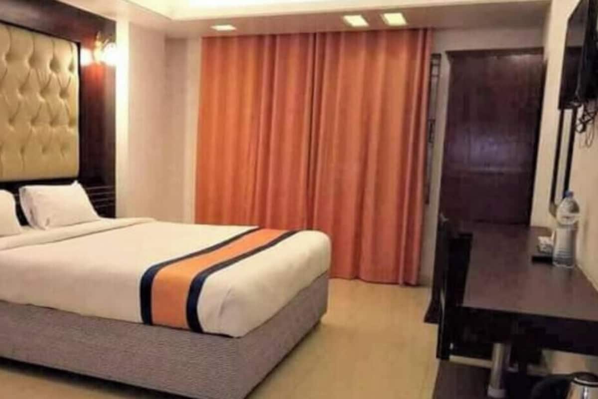 Premium Double Room, City View | Desk