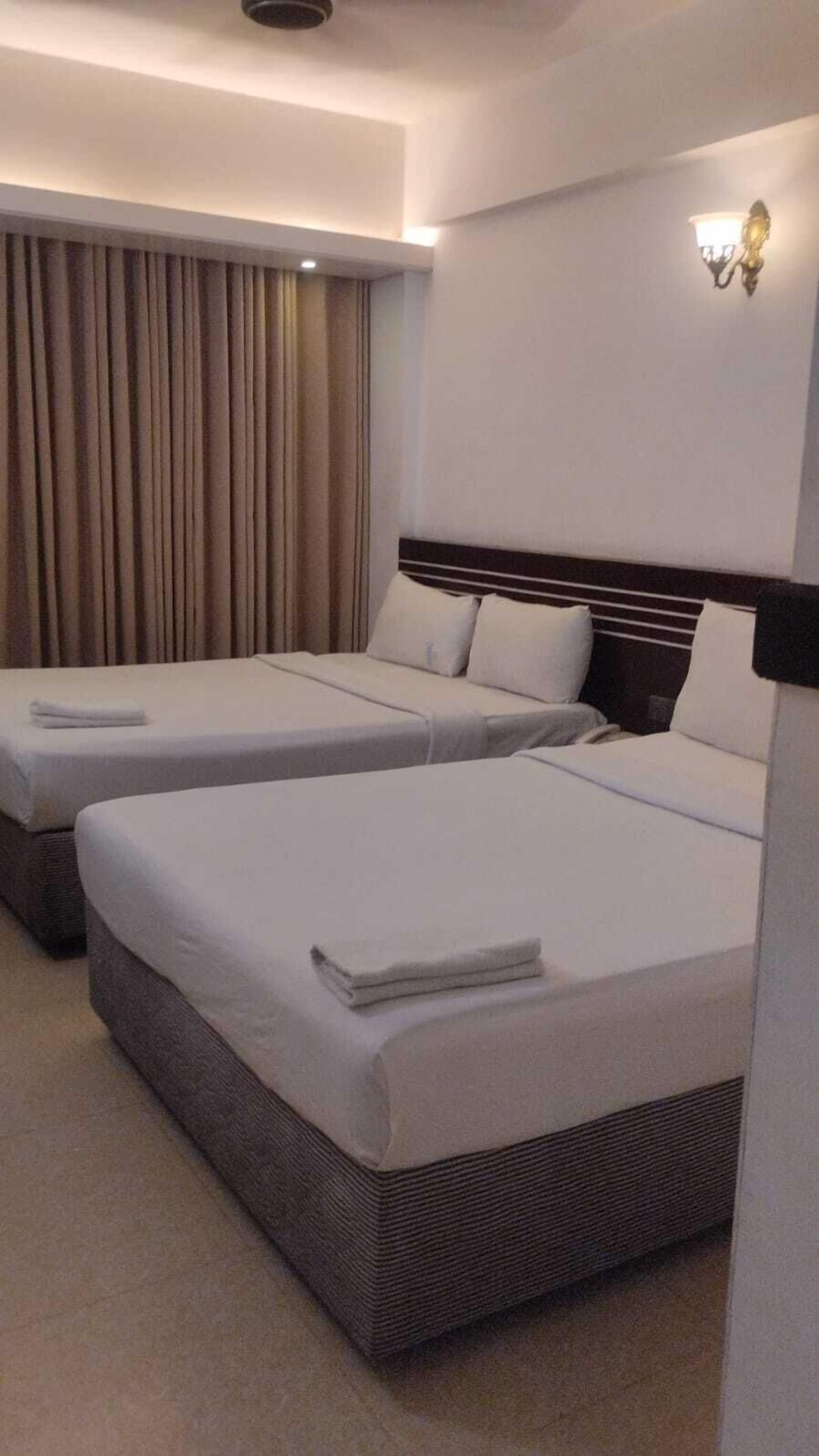 Luxe vierpersoonskamer, balkon, uitzicht op de stad | Een bureau