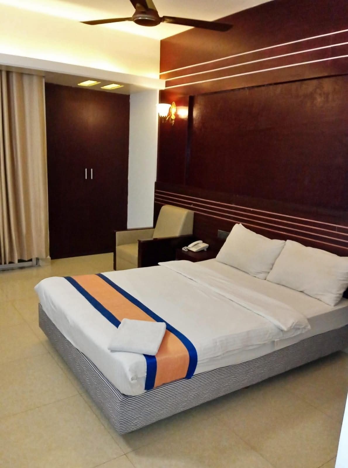 Prémium szoba kétszemélyes vagy két külön ággyal, kilátással a városra | Íróasztal