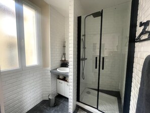 Apartment | Bathroom - Le Cannet Apartmment for 4 Guests (Tanneron)