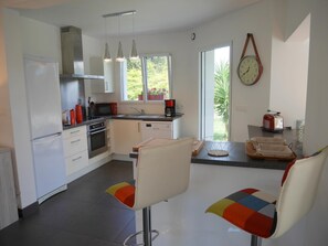 Private kitchen - Holiday Home With Partial sea View, Douarnenez (Douarnenez)