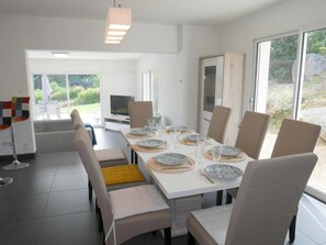 Dining - Holiday Home With Partial sea View, Douarnenez (Douarnenez)
