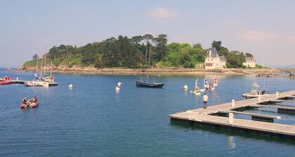 Holiday Home With Partial sea View, Douarnenez