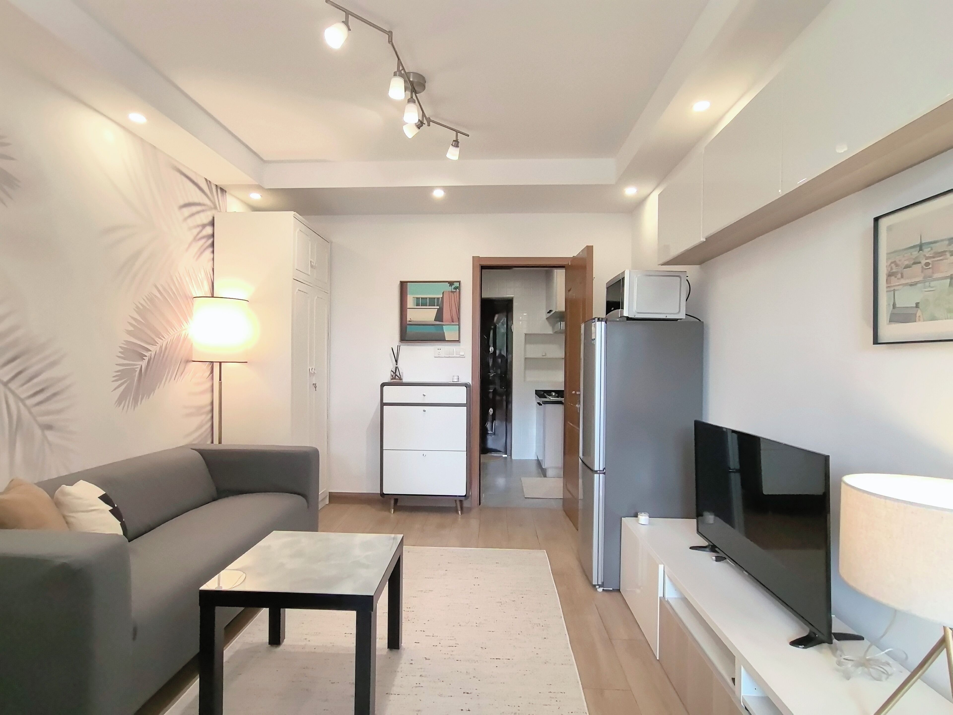 Standard Studio Suite, City View | Living area | 42-inch LCD TV with cable channels, offices